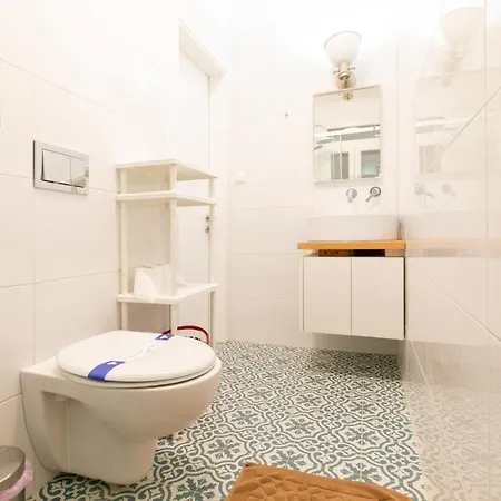 Apartment A-11.cute Renovated 1bd-5' Metro