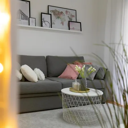 A-11.cute Renovated 1bd-5' Metro Athens