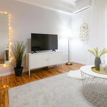 Apartment A-11.cute Renovated 1bd-5' Metro