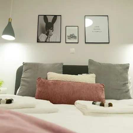 A-11.cute Renovated 1bd-5' Metro Apartment *