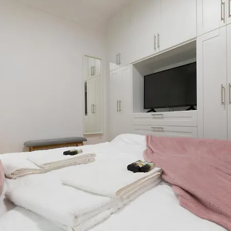 A-11.cute Renovated 1bd-5' Metro Apartment *